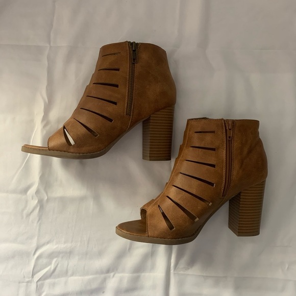 Report brown leather peep toe heeled booties. - Picture 4 of 7